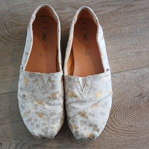 TOMS Women's Bees And Honeycombs Spring Cream and Gold Loafers 8